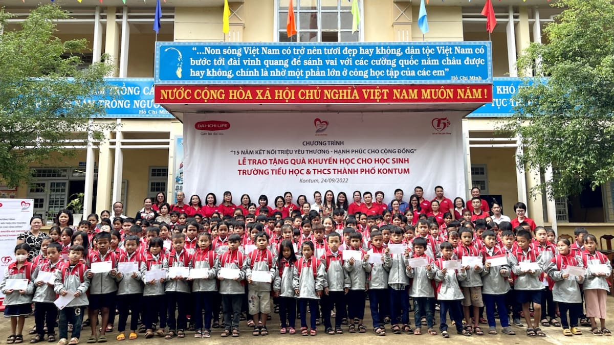 hanh-phuc-cho-cong-dong-kon-tum Các đại diện Quỹ Vì cuộc sống tươi đẹp của Dai-ichi Life Việt Nam đã đến thăm và trao tặng quà khuyến học cho học sinh có hoàn cảnh khó khăn tại tỉnh Kon Tum